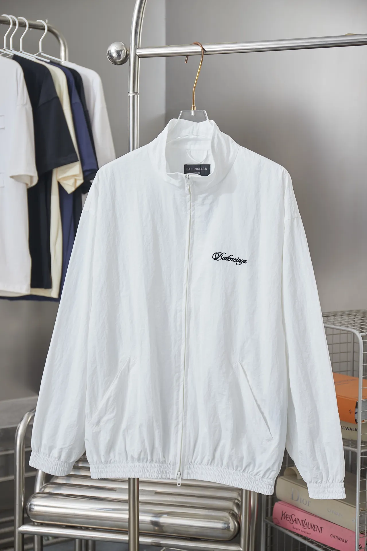 Balenciaga 𝘽𝘼𝙇𝙀𝙉𝘾𝙄𝘼𝙂𝘼 BLCG 26SS 71 cursive signature letter embroidery sports suit Light luxury A must-have item for men and women's daily commuting Correct version Welcome to compare Detailed features · Customized matt Taslan jacket fabric · The fabric has undergone a waterproof coating process · The interior is made of three-grade polyester bird's eye mesh · OS ultra-loose silhouette design · Side zipper pockets Small stand-up collar design · Internal zipper pocket design · Elastic waistband design at the hem · Customized molded hardware zipper Jacket double puller design · Tajima high-speed embroidery machine with 100,000-needle three-dimensional design · Double side pockets on trousers · Original main mark and washed tag brand packaging Color: Black/White Size: 46/48/50/52